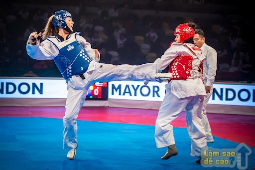 Tập võ Taekwondo giúp kéo căng các cơ ở chân